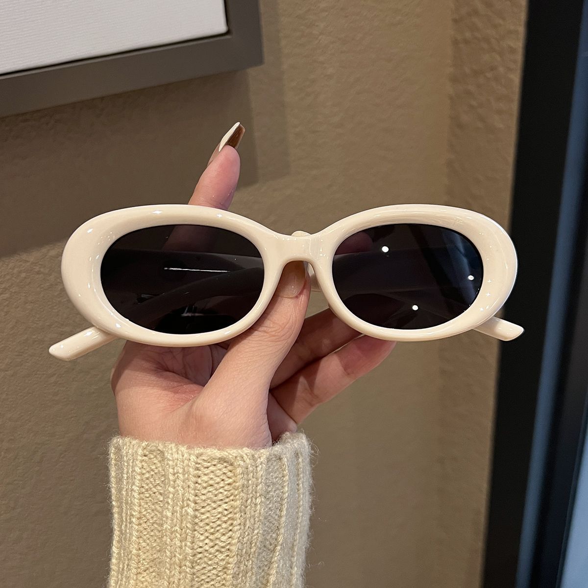 Wholesale Trendy oval white frame concave shape sun protection Sunglasses